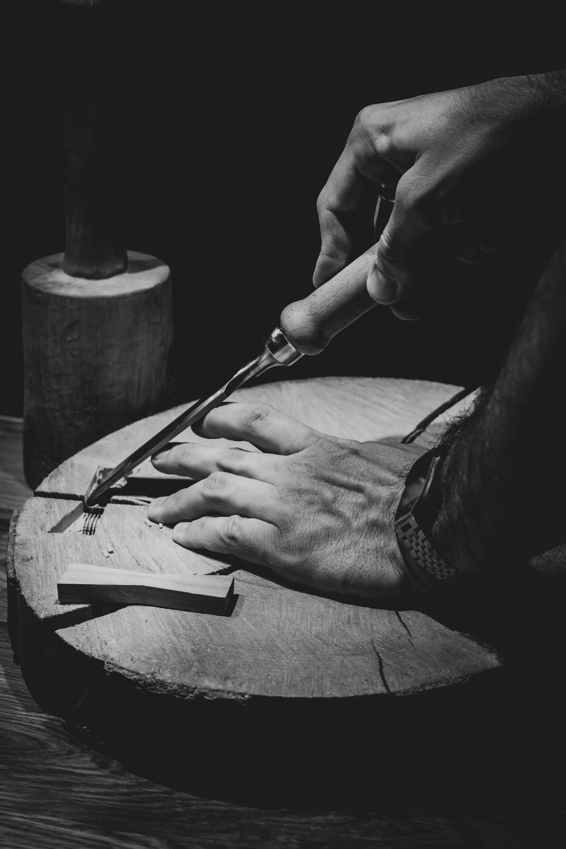 The benefits of owning handmade furniture: Explore the advantages of investing in handmade furniture over mass-produced pieces.